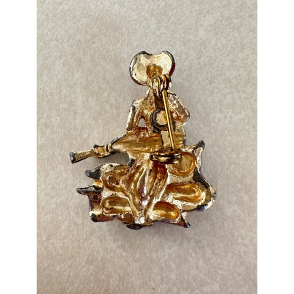 Vintage 1940s gold tone pot metal enamel man guitar playing figural brooch - Picture 4 of 6